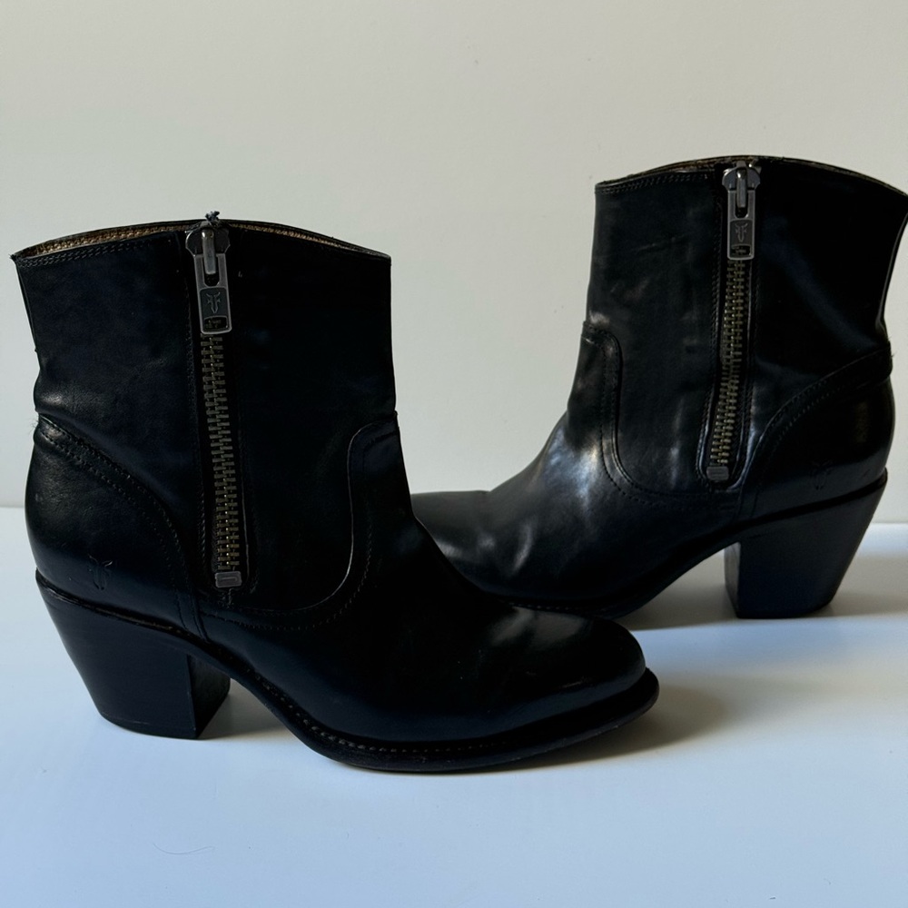 Frye Leslie Women’s Black Leather Western Zip Booties size 8.5 - Picture 2 of 10